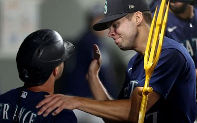 Mariners snap 4-game losing streak, beat Astros to stay in wild-card hunt