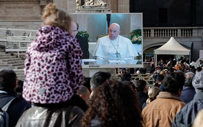 Don't forget Israel and Palestine, injured kids says pope