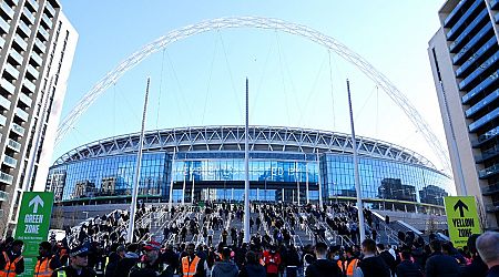 Liverpool fans stranded outside Wembley as 'tickets not working' for EFL Cup final