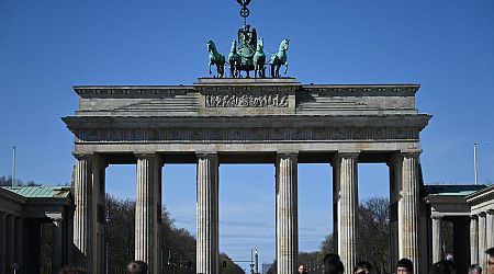 20 Jahre EU-Erweiterung: Berlin beleuchtet das Brandenburger Tor