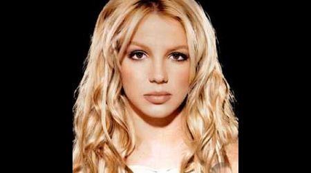 Como seria Britney Spears com o rosto simetricamente perfeito?