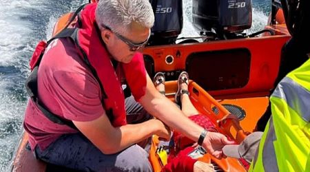 Woman rescued by lifeboat at Farol de Alfanzina, Lagoa