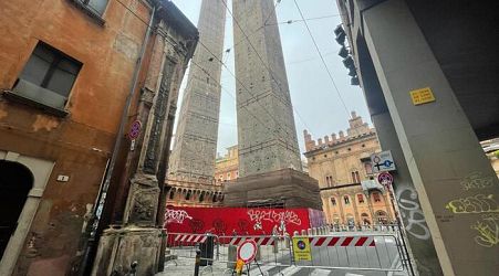Bologna folk artists rally for leaning tower