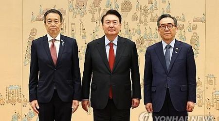 Yoon receives credentials of 15 new foreign envoys