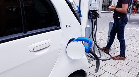 Electric cars shunned as motorists in Spain keep hold of ageing and polluting vehicles