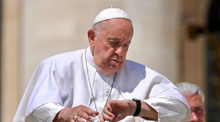 Pope visits Rome parish for 'prayer school'