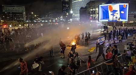 Israeli police clash with protesters in fresh demonstration against Netanyahu government