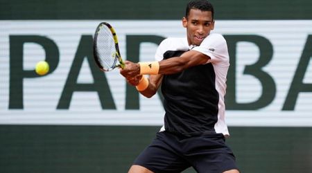 Auger-Aliassime bounced by Alcaraz in 4th round at French Open