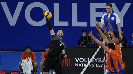Canada's men's volleyball team tops the Netherlands 3-2 to close out VNL prelims