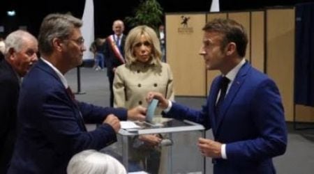 President Emmanuel Macron stemt bij de Franse parlementsverkiezingen met hoge inzet