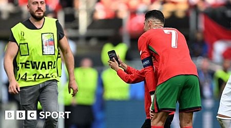Martinez 'concerned' after pitch invaders seek Ronaldo selfies
