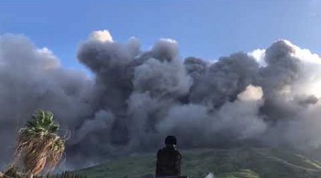 Stromboli: L&#39;esplosione e la nube di materiale vulcanico