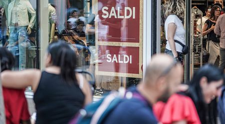 Italians to spend 100 euros a head in summer sales