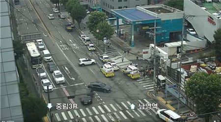 U-turning car hits pedestrians near Seoul Station; 2 injured