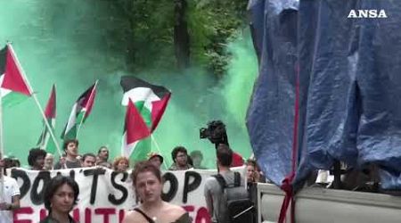Torino, corteo pro-Palestina: imbrattata la statua del Fante d&#39;Italia