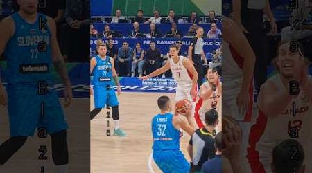 Bine finds Jaka Blazic for an open 3-pointer #fiba #basketball #slovenia #guard #cedevita #olimpija