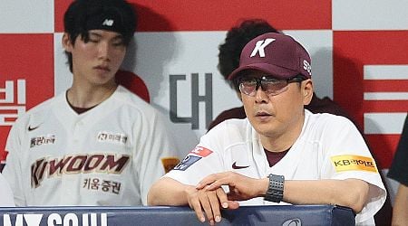 (LEAD) KBO club manager welcomes new pitch-calling device