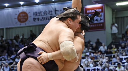 Sumo: Terunofuji outmuscles Wakamotoharu to stay perfect in Nagoya