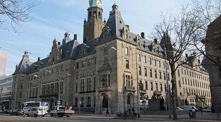 Rotterdam city hall daubed with red paint; Anti-asylum graffiti in Twenterand