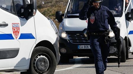 Policeman injured in Paris attack