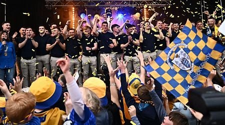Joyous scenes in Ennis as Clare GAA's heroes celebrated by thousands of fans at homecoming after All-Ireland final win