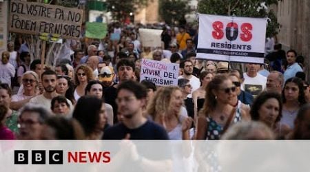 Thousands take part in anti-tourism protests on Spanish island of Majorca | BBC News