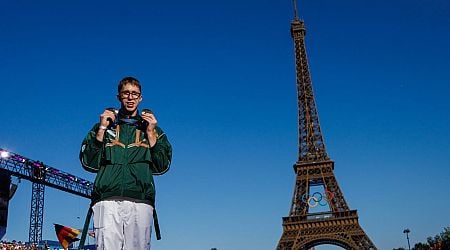 Daniel Wiffen shows off his medals as swimming hero unveils Olympic goodies