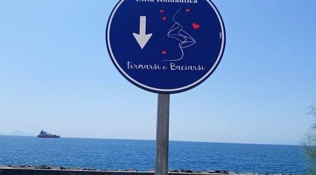 Portici road sign bids passersby to 'stop and kiss'