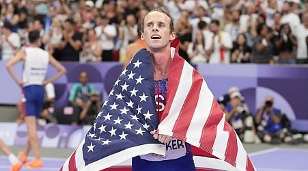 American Cole Hocker scores major upset in 1,500-meter final and sets Olympic record