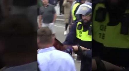 UK in chaos: Far-right rioters clash with anti-racist protesters and police