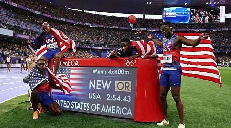 U.S. men, women take gold in 4x400m relays