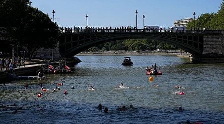 Three German swimmers fall ill after races in Seine