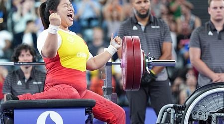 Chinese powerlifter harvests double happiness