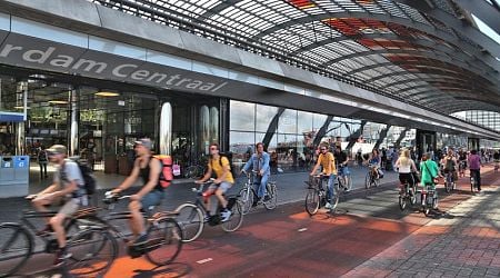 Amsterdam residents feeling less in traffic; Still refuse bike helmets