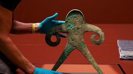 Secret mirrors, hidden scrolls: show of Asian Bronze old and new