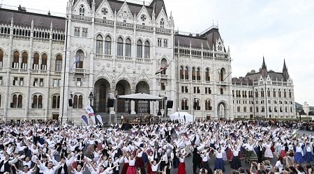 Folk Dancers Set Amazing Record on Budapest Square