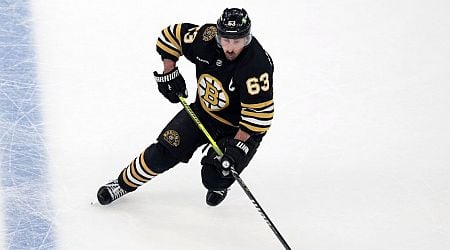 Bruins' Brad Marchand exits early vs. Flyers with illness