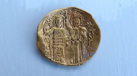 Medieval gold coin unearthed in ruined fortress in Bulgaria may depict Byzantine emperor