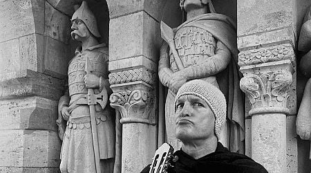 PHOTO: This Budapest statue is the spitting image of Woody Harrelson: and he found it!