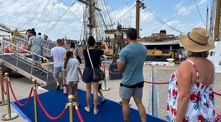 Visitors line up to board Amerigo Vespucci in Darwin