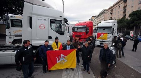 Truckers say may strike in 'hot autumn'