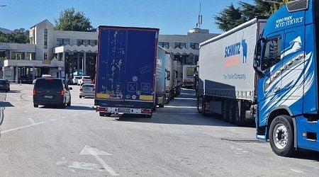 Heavy Ouytboubd Truck Taffic Reported on Greek, Romanian Borders