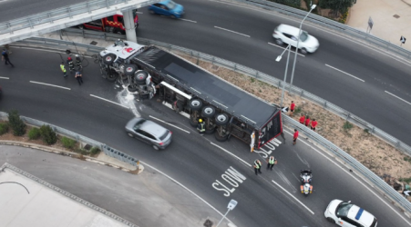  Truck topples over on Triq il-Kunsill Tal-Ewropa 