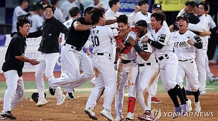 (LEAD) Wiz walk off Twins to stay alive in KBO postseason