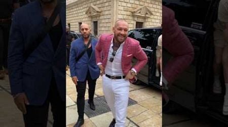 Conor McGregor was seen on the streets of Spain greeting fans. #mcgregor #spain #fans