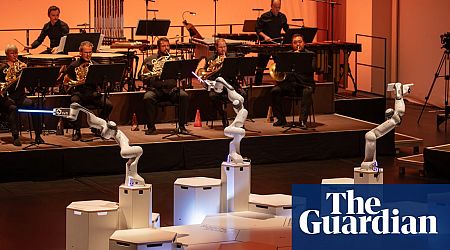 Three-armed robot conductor makes debut in Dresden