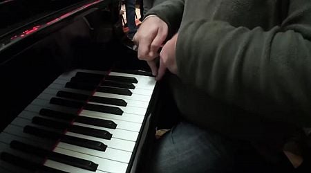 Romanian pianist hits piano key 500 times in 30 seconds