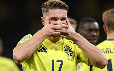 Manchester United fans cry for Viktor Gyokeres signing as four-goal haul sees him top scoring charts in three competitions