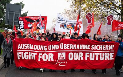 Volkswagen workers protest against cuts, threaten strike