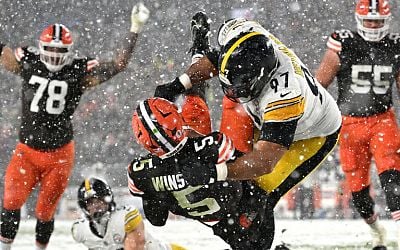 Browns stun Steelers in snowy conditions on TNF